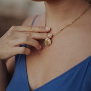 Collar con hoja