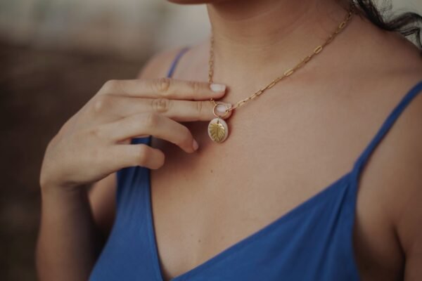 Collar con hoja